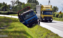 Samochód ciężarowy zjechał z drogi na krajowej ósemce [foto]