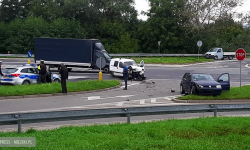 Zderzenie dwóch samochodów na skrzyżowaniu krajowej ósemki z ul. Legnicką [foto] [aktualizacja]