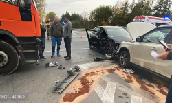 Zderzenie trzech pojazdów na skrzyżowaniu krajowej ósemki z ul. Legnicką [foto]