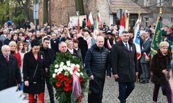 Złożenie kwiatów i zniczy pod Pomnikiem Poległych za Ojczyznę z okazji Dnia Niepodległości [foto]