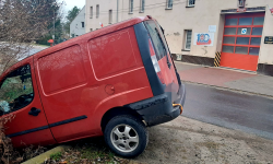 W Przedborowej z drogi wypadł dostawczy fiat