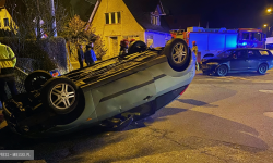 Zderzenie dwóch fordów w Ząbkowicach Śląskich. Jeden zakończył podróż na dachu [foto] [aktualizacja]