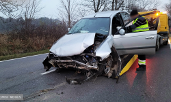 Między Stolcem a Ząbkowicami Śląskimi z drogi wypadła toyota. Jedna osoba w szpitalu [foto]