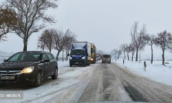 Intensywne opady śniegu. Spore utrudnienia na krajowej ósemce w  Bardzie [foto]