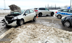 Zderzenie trzech pojazdów na skrzyżowaniu małej obwodnicy Ząbkowic Śląskich [foto]