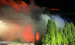 Pożar domu w Kamieńcu Ząbkowickim. Z ogniem walczy kilkudziesięciu strażaków [foto]