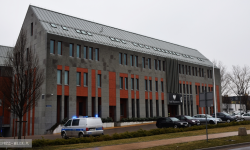 Zadzwonił do sądu i powiedział, że na parkingu przed budynkiem znajduje się ładunek wybuchowy