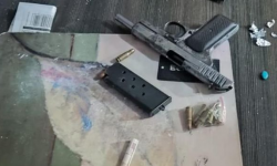 Próbował wejść siłą do mieszkania, oddał strzał z broni palnej. Jest już w rękach policji [video]