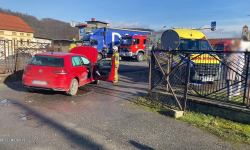 Zderzenie osobówki z samochodem ciężarowym na krajowej ósemce w Bardzie [foto] [aktualizacja]