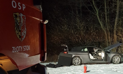 BMW dachowało na drodze krajowej nr 46. Kierowca w szpitalu