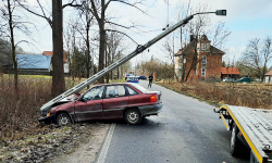 Samochód osobowy wjechał w słup oświetleniowy w Henrykowie [foto]