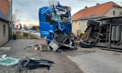 Zderzenie dwóch pojazdów ciężarowych na trasie Dzierżoniów-Ząbkowice Śląskie. Interweniował LPR