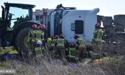 Samochód ciężarowy przewrócił się na bok i przygniótł kierowcę. Mężczyzna nie żyje [foto] [video]