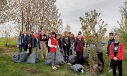 Mieszkańcy i uczniowie posprzatali „wojskówkę” oraz Słoneczną Petlę