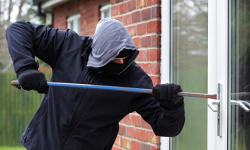 Wyjeżdżasz na urlop? Zabezpiecz swój dom przed włamaniem
