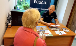 Policjanci współpracując z ZUS ostrzegają seniorów przed oszustami