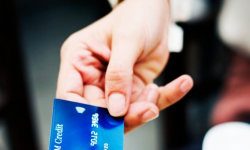 Płacił za zakupy znalezioną kartą płatniczą. Teraz grozi mu do 10 lat pozbawienia wolności