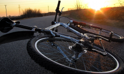 Policjanci zatrzymali 8 pijanych rowerzystów. Jeden z nich z słuchawkami na uszach wylądował w rowie