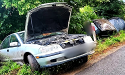 Dwa zdarzenia drogowe w ciągu chwili niemal w tym samym miejscu. Z drogi wypadły volvo i opel