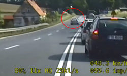 Wyprzedzał na podwójnej ciągłej i dostał mandat. Za chwilę znów złamał przepisy i...stracił prawko