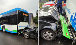Kolizja na ul. Batalionów Chłopskich. Osobowy mercedes wjechał w tył autobusu komunikacji miejskiej