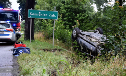 Przed Kamieńcem Ząbkowickim dachował mercedes [foto]