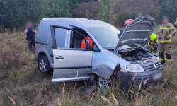 Zjechał z drogi i zatrzymał się na łące. Został zabrany do szpitala śmigłowcem LPR [foto]