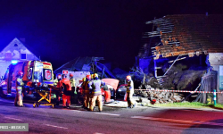 Osobowy volkswagen zjechał z drogi i wjechał w budynek gospodarczy. Kierujący w szpitalu [foto]