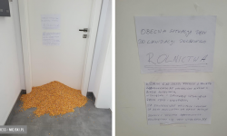 Rolnicy wysypali ziarna kukurydzy pod biurem posła Gwoździa. „Odwdzięczymy się przy wyborach” 