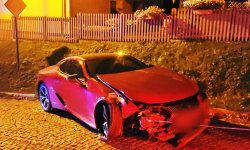 Lexus wypadł z drogi i „ściął” dwie latarnie. Kierowca był pijany