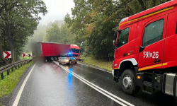 Kolizja z udziałem samochodu ciężarowego. Droga krajowa nr 46 zablokowana [foto]