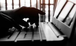 Dał się zwieść oszustowi. Zamówił głośniki za 800 zł. Nie otrzymał sprzętu, ani zwrotu pieniędzy