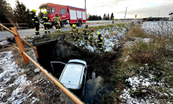 Fiat panda wpadł do przydrożnego cieku wodnego