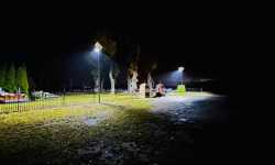Nowe lampy przy cmentarzu w Brzeźnicy
