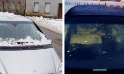 Śnieg i lód spadły na samochody. Dwa auta uszkodzone