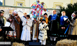 Wspólne Kolędowanie na dziedzińcu klasztornym w Bardzie [foto]