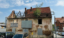Zniknie ruina, pojawi się parking