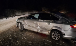 Straciła panowanie nad pojazdem i uderzyła w jadącego z naprzeciwka forda [foto]