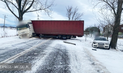 Zderzenie samochodu ciężarowego z osobówką. Droga zablokowana [foto] [aktualizacja]