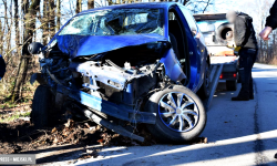 Renault wypadło z drogi przed Sieroszowem [foto] [aktualizacja]