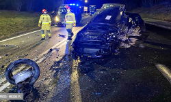 Zderzenie trzech pojazdów osobowych na krajowej ósemce w Bardzie. Droga zablokowana! [foto] 