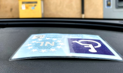 Niepełnosprawni, karta parkingowa, przepisy. Czytelnik wskazuje problem, straż miejska wyjaśnia