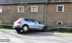 Zjechała z drogi i uderzyła w barierki