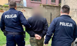Kierował nietrzeźwy i bez uprawnień. Policjantom chciał wmówić, że za kierownicą siedziała jego mama