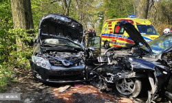 Czołowe zderzenie dwóch aut między Kamieńcem Ząbkowickim a Ożarami. Trzy osoby w szpitalu [foto]