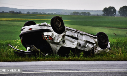 Dachowanie na drodze Ząbkowice Śląskie - Dzierżoniów. Jedna osoba w szpitalu [foto]