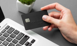 Oszust wyłudził od mężczyzny dane do karty płatniczej. 50-latek stracił kilkanaście tys. zł