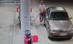 Założył tablice rejestracyjne z innego auta i ukradł paliwo. Sprawdź, może go rozpoznajesz? [video]