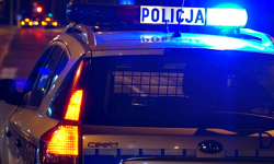 Jechał zygzakiem, zjeżdżał na pobocze i mrugał światłami. Był pijany