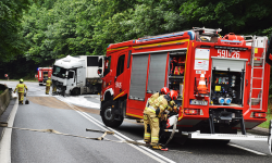 Samochód ciężarowy uderzył w przydrożne murki betonowe. Droga całkowicie zablokowana [foto]